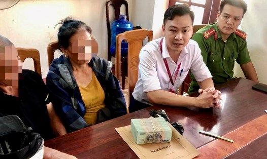 Cán bộ Agribank Chi nhánh huyện Yên Định Thanh Hóa – Phòng giao dịch Kiểu ngăn chặn kịp thời vụ lừa đảo. Ảnh: Agribank