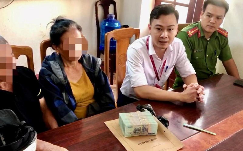 Cán bộ Agribank Chi nhánh huyện Yên Định Thanh Hóa – Phòng giao dịch Kiểu ngăn chặn kịp thời vụ lừa đảo. Ảnh: Agribank