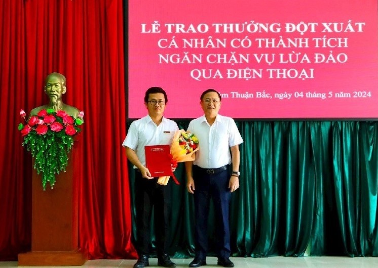 Anh Nguyễn Minh Khanh (chi nhánh Agribank tỉnh Bình Thuận) được khen thưởng vì kịp thời phát hiện, ngăn chặn vụ lừa đảo qua điện thoại, giữ lại số tiền 3,2 tỉ đồng cho khách hàng. Ảnh: Agribank 