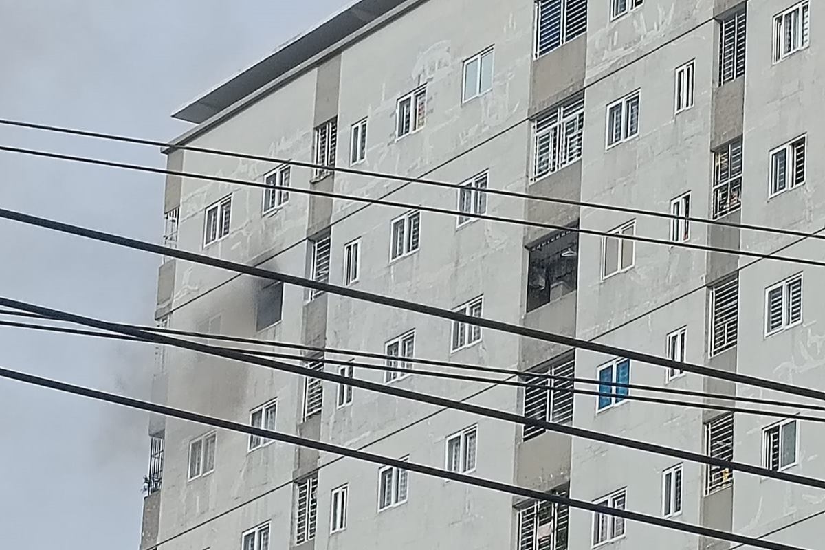 Khói đen bốc ra từ căn hộ bị cháy tại chung cư Bình An (đường Bình Giã, TP Vũng Tàu). Ảnh: Thành An