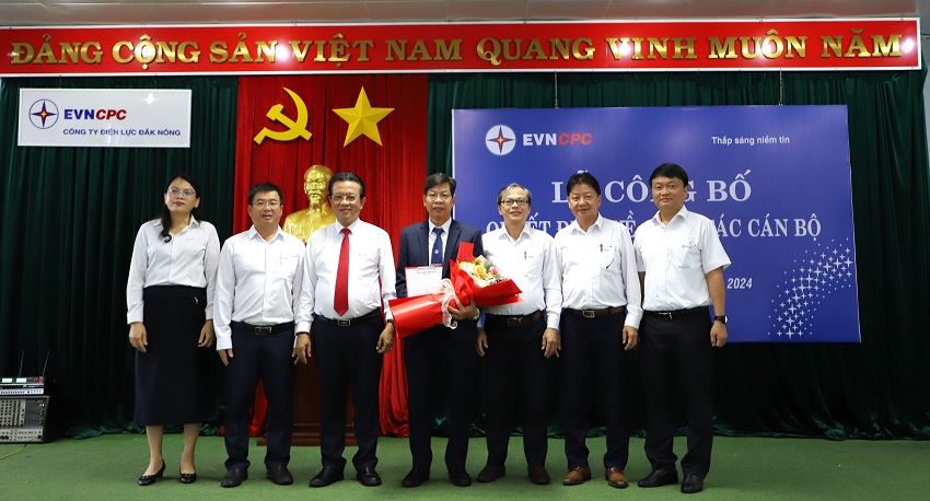 Ông Lê Văn Tín nhận hoa chúc mừng sau khi được lãnh đạo Tổng Công ty Điện lực miền Trung trao Quyết định bổ nhiệm giữ chức vụ Phó Giám đốc Công ty điện lực Đắk Nông. Ảnh: Linh Tâm