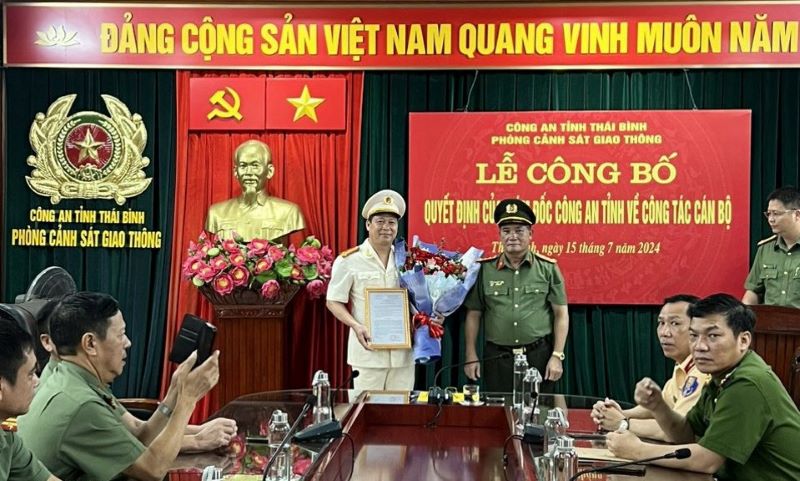 Đại tá Phạm Đình Tâm - Phó Giám đốc Công an tỉnh Thái Bình trao quyết định, tặng hoa chúc mừng Trung tá Nguyễn Hòa Hiệp - Phó Trưởng phòng Cảnh sát giao thông vừa được điều động, bổ nhiệm. Ảnh: Công an tỉnh Thái Bình 