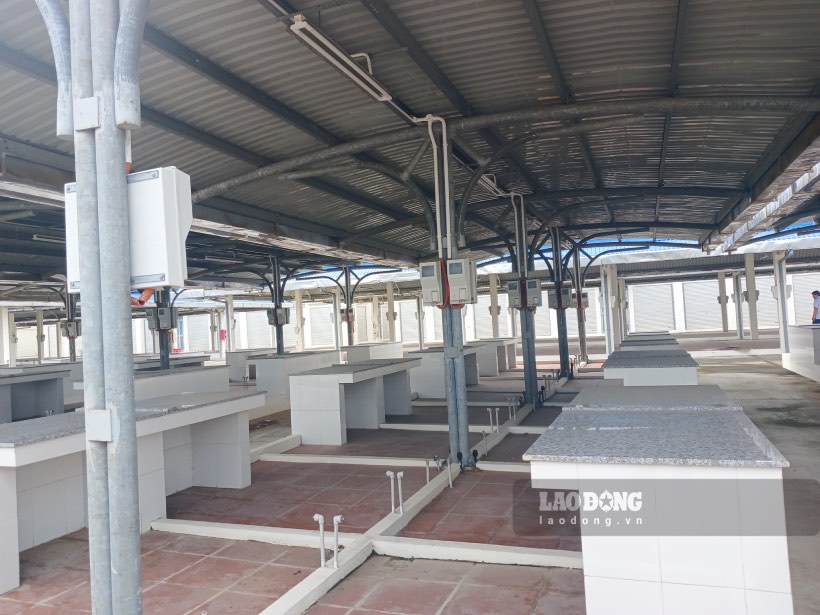 The market cage area in the project to renovate the urban residential area and central market of Binh Dai district has been completed but has not been exploited, causing waste. Photo: Thanh Nhan