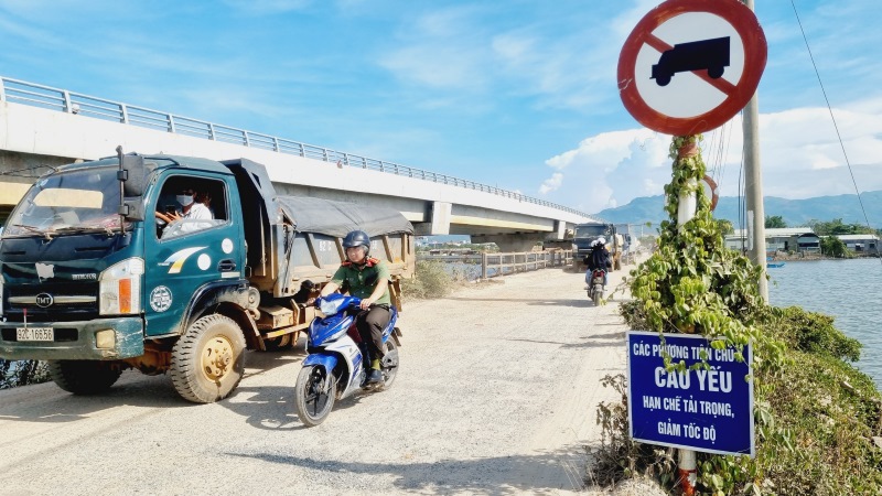 Nguy hiểm rình rập khi hàng trăm lượt người, phương tiện lưu thông trên cầu cũ xuống cấp. Ảnh Nguyễn Hoàng