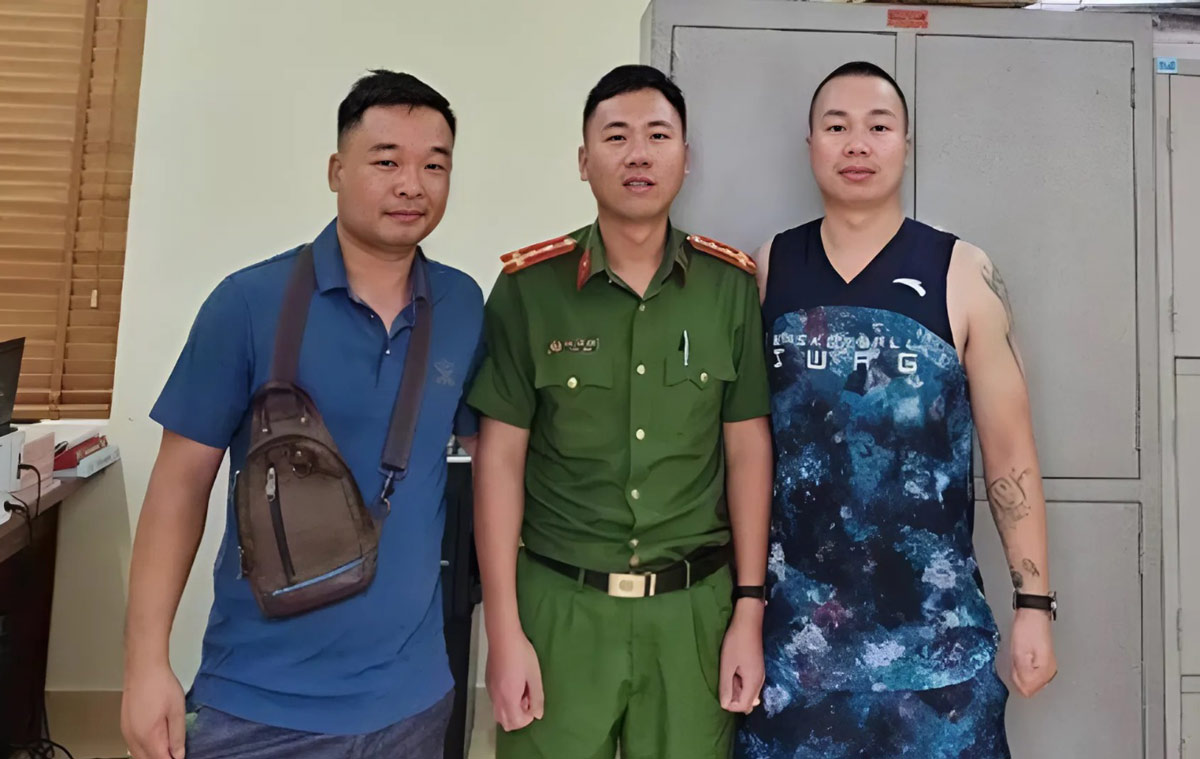 Mr. Pham Trung Hung (right) came to Minh Chau Commune Police headquarters to thank Captain Dinh Viet Hung. Photo: Provided by people