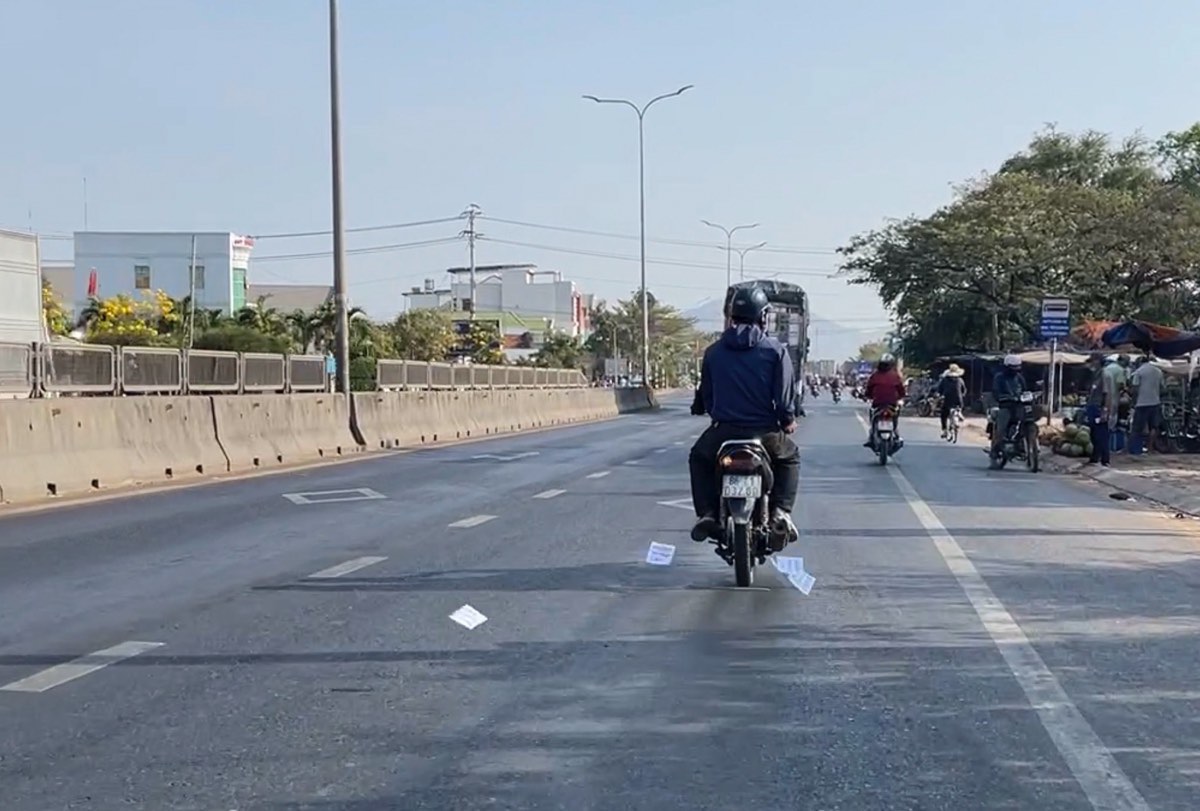 Scatter black credit loan leaflets on the road. Photo: Duy Tuan