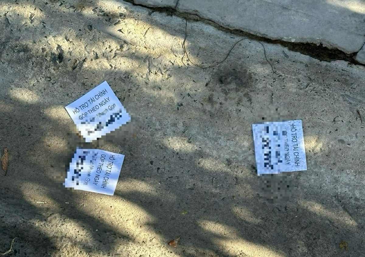 It is not difficult to see financial loan leaflets scattered on the street. Photo: Duy Tuan