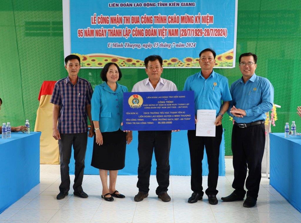 Bà Trang Thị Bích Ngọc - Phó Chủ tịch LĐLĐ tỉnh Kiên Giang - trao bảng công nhận công trình “Sân trường sạch, đẹp - an toàn” của Trường Tiểu học Thạnh Yên A2, huyện U Minh Thượng. Ảnh: Mỹ Linh