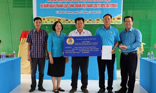 Bà Trang Thị Bích Ngọc - Phó Chủ tịch LĐLĐ tỉnh Kiên Giang - trao bảng công nhận công trình “Sân trường sạch, đẹp - an toàn” của Trường Tiểu học Thạnh Yên A2, huyện U Minh Thượng. Ảnh: Mỹ Linh