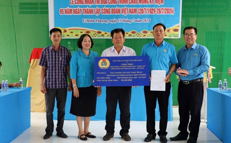 Bà Trang Thị Bích Ngọc - Phó Chủ tịch LĐLĐ tỉnh Kiên Giang - trao bảng công nhận công trình “Sân trường sạch, đẹp - an toàn” của Trường Tiểu học Thạnh Yên A2, huyện U Minh Thượng. Ảnh: Mỹ Linh