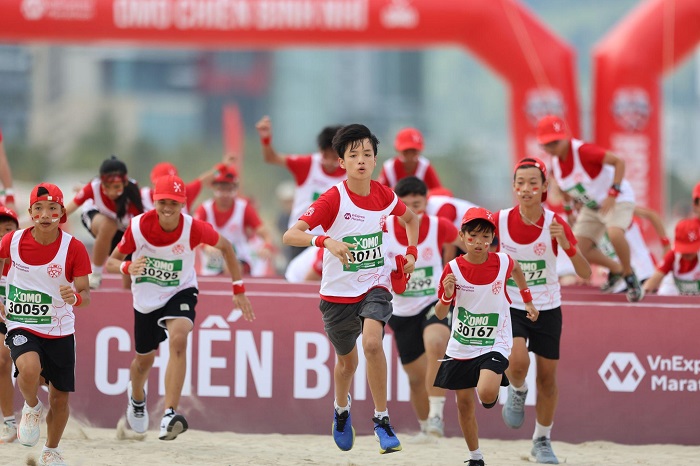 1,000 children in red and white costumes filled a corner of Dong Bien Park, along My Khe beach, Da Nang to participate in OMO Child Warriors. Photo: OMO