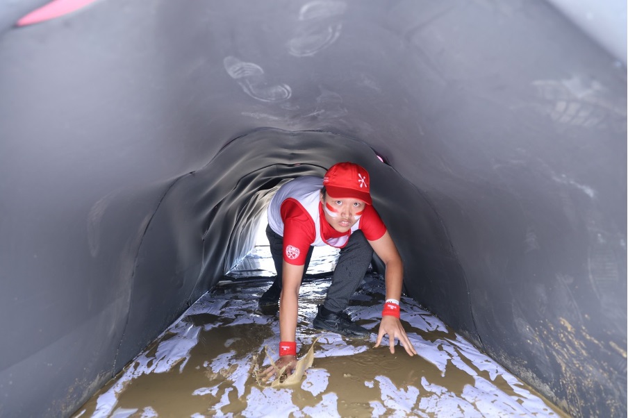 Challenge of crossing a muddy tunnel. Photo: OMO