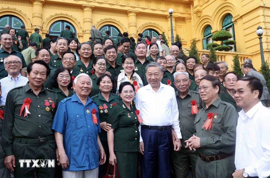 President To Lam met intimately with delegates. Photo: Nhan Sang/TTXVN