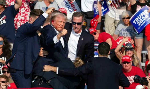 Ông Donald Trump được Mật vụ Mỹ hộ tống sau khi bị bắn. Ảnh: AFP