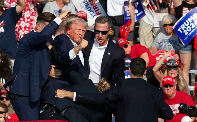 Ông Donald Trump được Mật vụ Mỹ hộ tống sau khi bị bắn. Ảnh: AFP