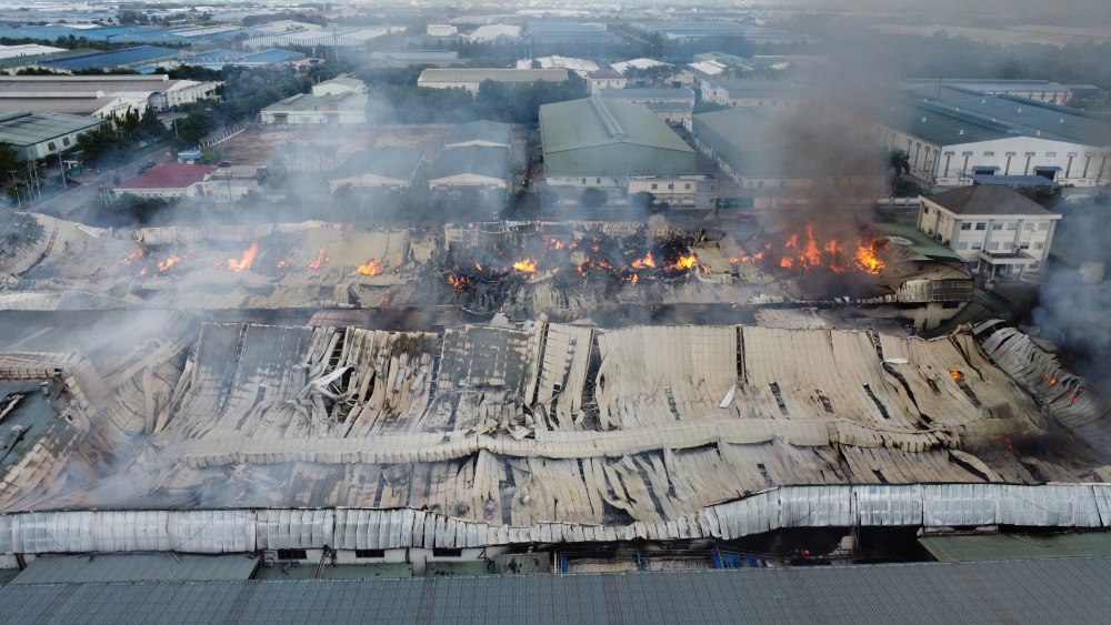 At the scene of the fire, two factories collapsed. Photo: Dinh Trong