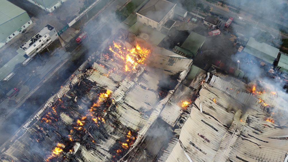 Hiện trường vụ cháy công ty gỗ ở Bình Dương. Ảnh: Đình Trọng