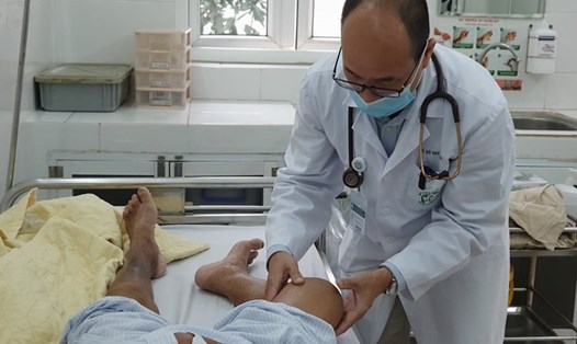 Chăm sóc bệnh nhân mắc bệnh Whitmore. Ảnh: BVCC