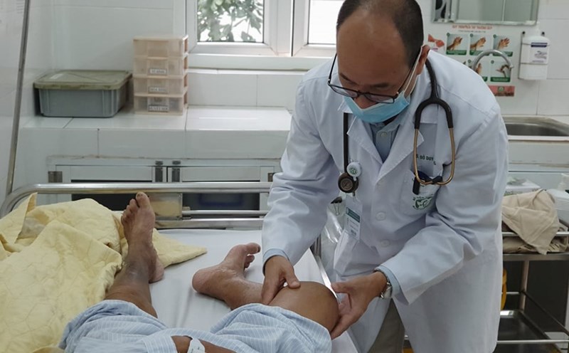 Chăm sóc bệnh nhân mắc bệnh Whitmore. Ảnh: BVCC