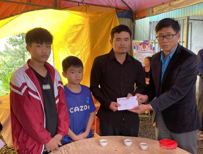 Mr. Le Ngoc Phuc - Vice Chairman of Lam Dong Provincial Labor Confederation (right) visited, encouraged and gave support to union member Dang Quang Lanh. Photo: DUC LAM