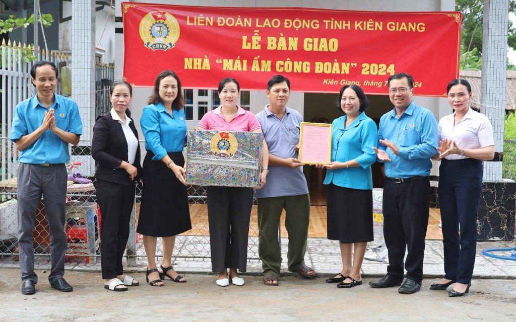 Bàn giao nhà Mái ấm Công đoàn cho đoàn viên Danh Si Cu La. Ảnh: Mỹ Linh