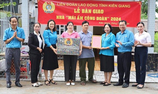 Bàn giao nhà Mái ấm Công đoàn cho đoàn viên Danh Si Cu La. Ảnh: Mỹ Linh