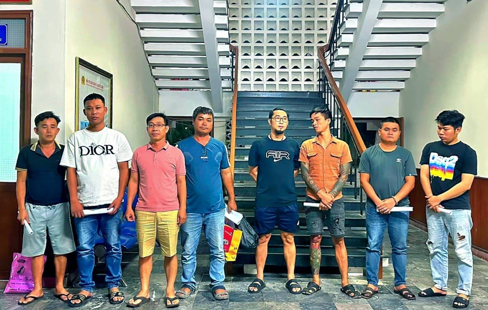 8 đối tượng bị bắt giữ vì liên quan đến đường dây đánh bạc bằng hình thức cá độ bóng đá. Ảnh: Công an Phú Yên