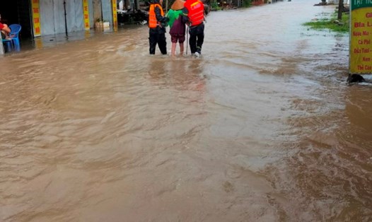 Lực lượng chức năng TP Phú Quốc hỗ trợ người dân khu vực bị ngập. Ảnh: CTV