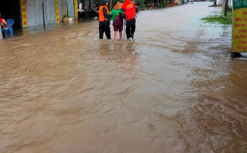 Lực lượng chức năng TP Phú Quốc hỗ trợ người dân khu vực bị ngập. Ảnh: CTV