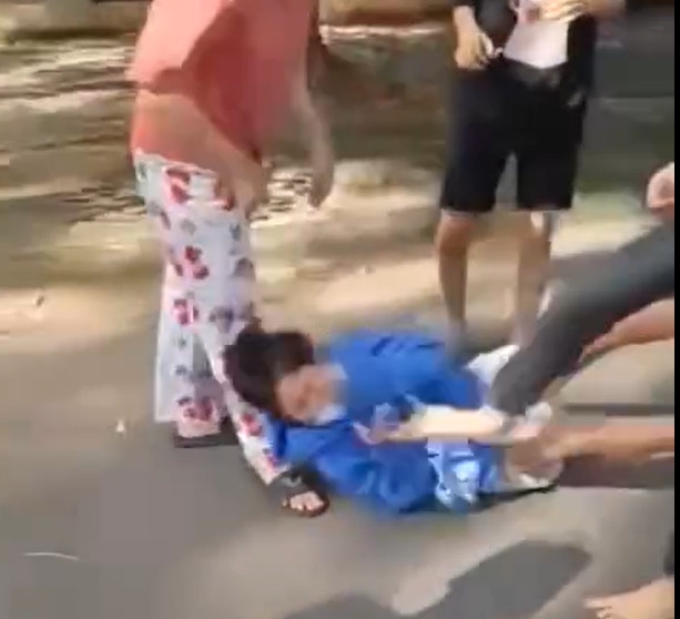 2 cháu gái bị chặn xe đánh đập giữa đường vì nhìn vào đám đông thanh thiếu niên đang tụ tập. Ảnh cắt từ clip