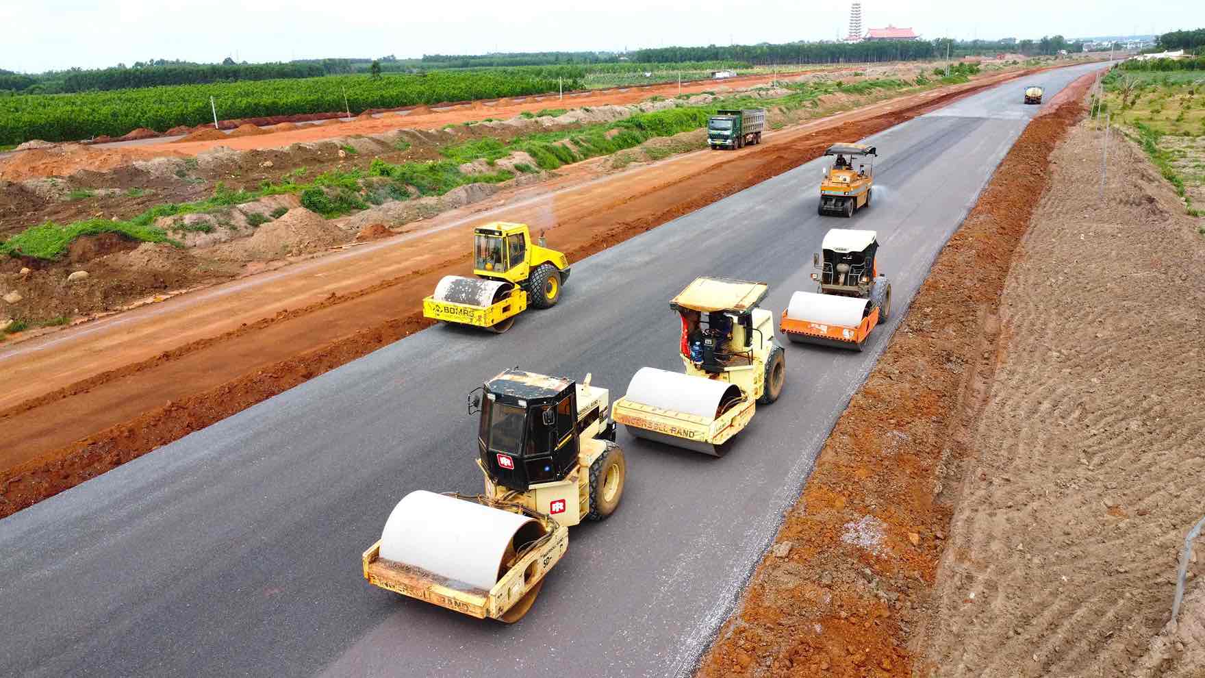 Thi công tuyến số 1 kết nối sân bay Long Thành tại gói thầu 6.12. Ảnh: HAC