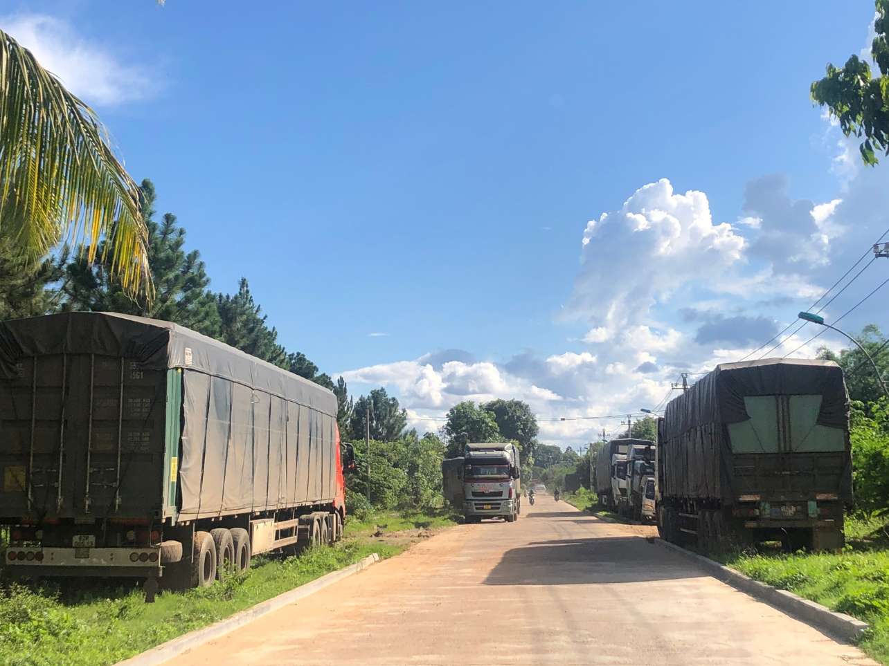 Hàng loạt xe tải, ô tô đầu kéo, rơ - moóc dừng đỗ ngay trên lòng và lề đường Trương Quang Trọng, tiềm ẩn nguy cơ gây mất trật tự an toàn giao thông (ảnh chụp vào ngày 16.7). Ảnh: Lê Nguyên