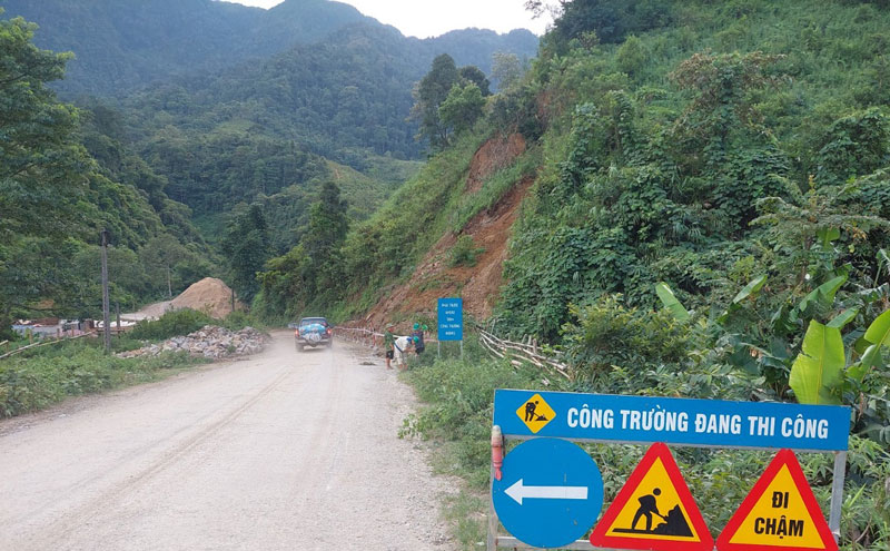 Các phương tiện đã có thể di chuyển bình thường trên Quốc lộ 279. Ảnh: Nguyễn Tiến