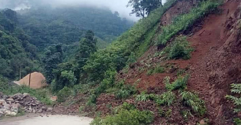 Hàng trăm mét khối đất đá sạt lở khiến giao thông bị chia cắt vào sáng 15.7. Ảnh: Đơn vị cung cấp