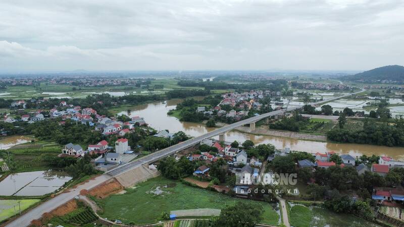 Cầu Hòa Sơn kết nối Bắc Giang - Thái Nguyên với tổng mức đầu tư hơn 540 tỉ đồng. Ảnh: Việt Bắc.