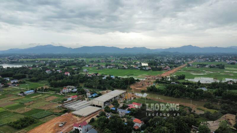 Cầu vượt sông dần hình thành tại dự án đường liên kết vùng Thái Nguyên - Bắc Giang - Vĩnh Phúc. Ảnh: Việt Bắc.