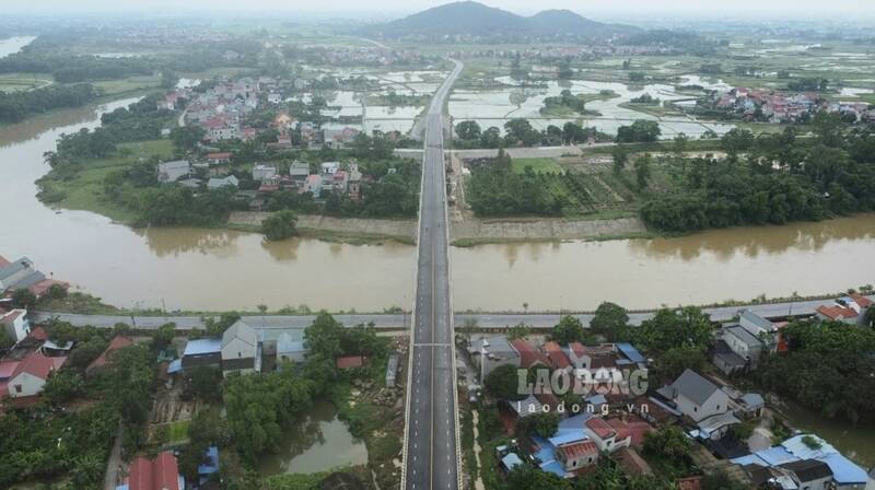 Loạt cây cầu vượt sông tổng trị giá hàng nghìn tỉ đồng giúp mở rộng không gian giao thương ở Thái Nguyên. Ảnh: Việt Bắc.