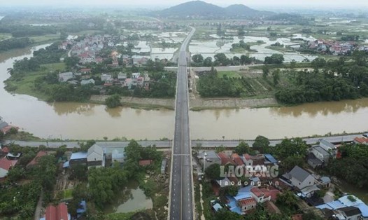 Loạt cây cầu vượt sông tổng trị giá hàng nghìn tỉ đồng giúp mở rộng không gian giao thương ở Thái Nguyên. Ảnh: Việt Bắc.