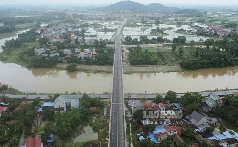 Loạt cây cầu vượt sông tổng trị giá hàng nghìn tỉ đồng giúp mở rộng không gian giao thương ở Thái Nguyên. Ảnh: Việt Bắc.