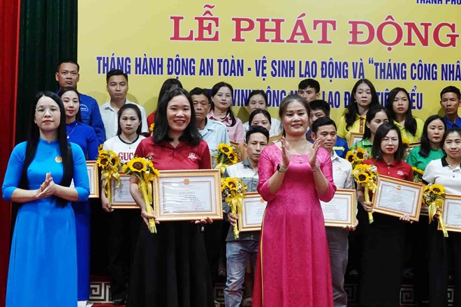 Many typical workers of Ha Tinh City are honored during Workers' Month 2024. Photo: Tran Tuan.