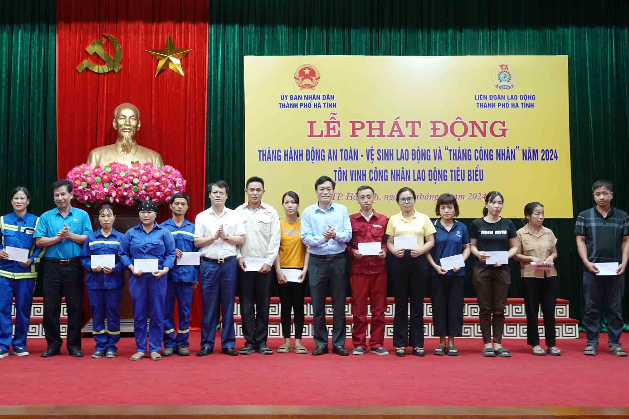 LĐLĐ Thành phố Hà Tĩnh tổ chức Tháng Công nhân năm 2024 đã tặng quà cho nhiều công nhân lao động. Ảnh: Trần Tuấn.