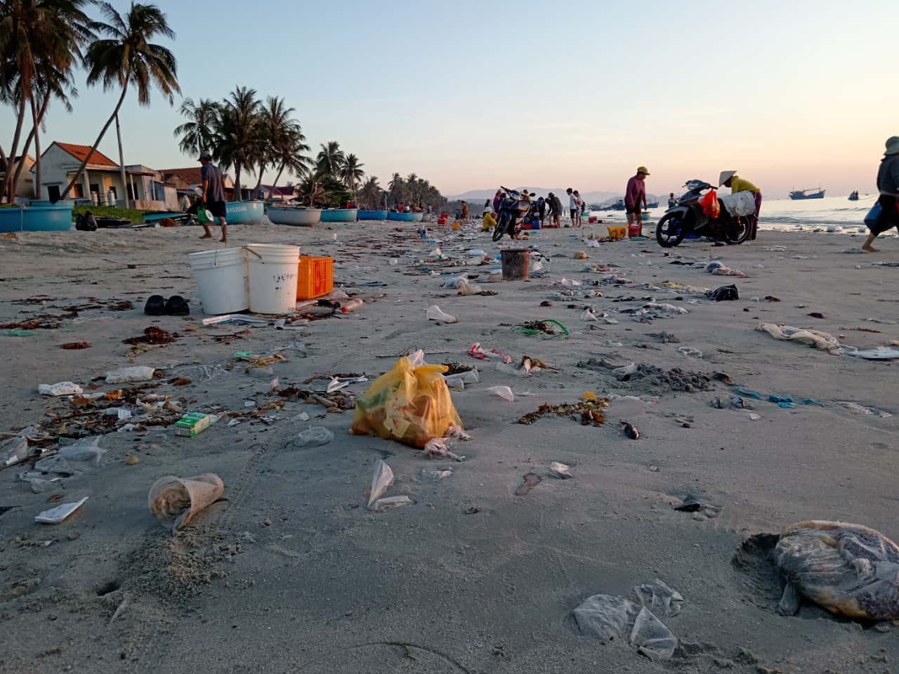 Người dân và du khách thường xuyên phản ánh tình trạng ô nhiễm môi trường tại khu vực bãi biển Dốc Lết. Ảnh: Hữu Long
