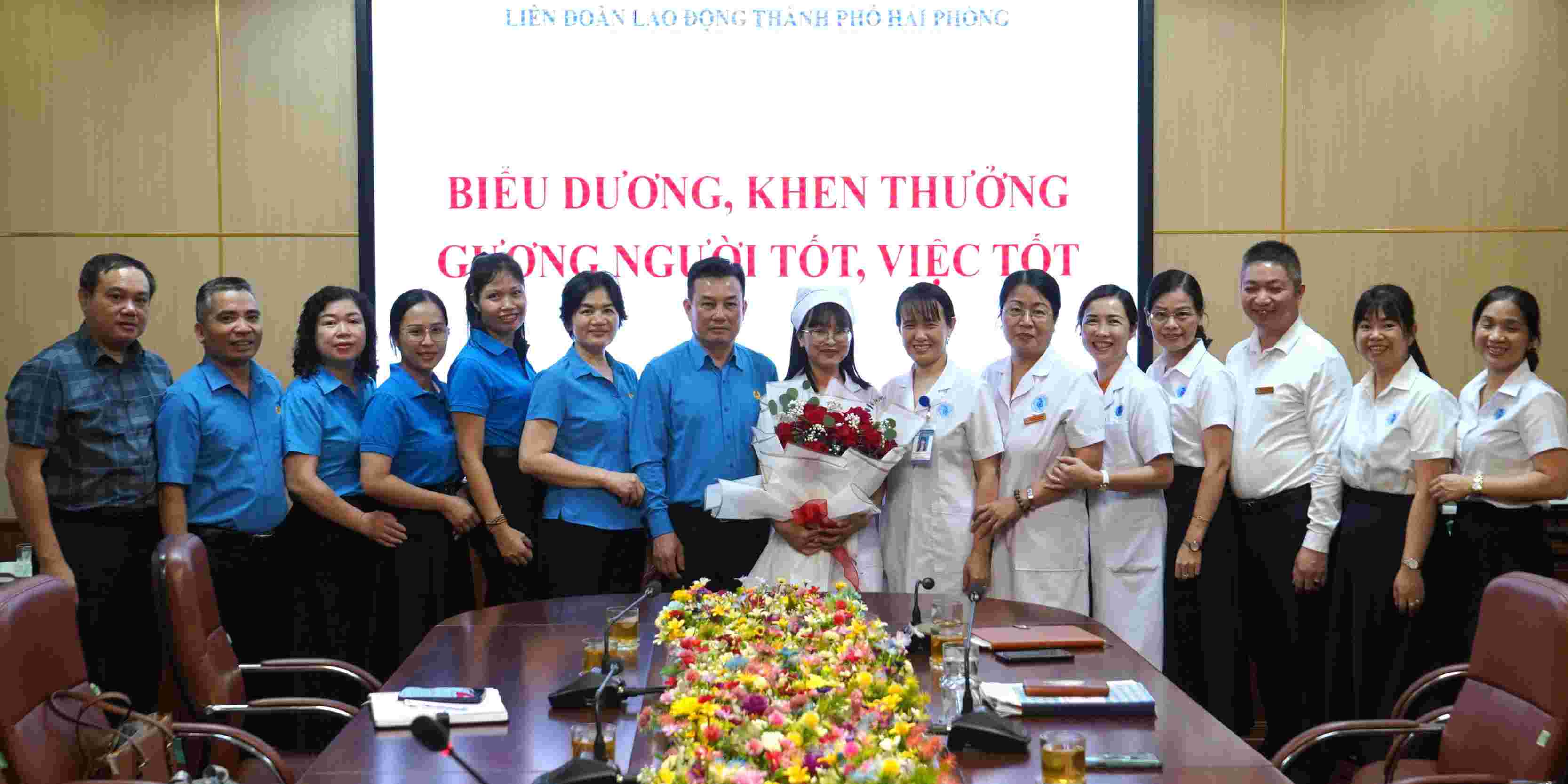 Representatives of Hai Phong City Labor Confederation and Hai Phong Health Industry Union congratulated nurse Nguyen Thi Thao. Photo: Mai Dung