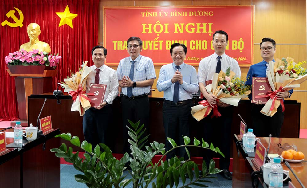 Ông Nguyễn Hoàng Thao (giữa) - Phó Bí thư Thường trực Tỉnh ủy và ông Mai Hùng Dũng - Phó Chủ tịch Thường trực UBND tỉnh Bình Dương trao các quyết định điều động, bổ nhiệm cán bộ. Ảnh: binhduong.gov.vn
