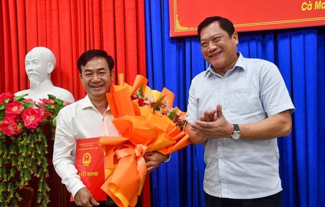 Mr. Tran Van Trung (left) was appointed Director of the Department of Information and Communications of Ca Mau province. Photo: Camau.gov.vn