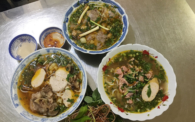 Bún bò Huế mỡ nổi ở TPHCM. Ảnh: Cô Như