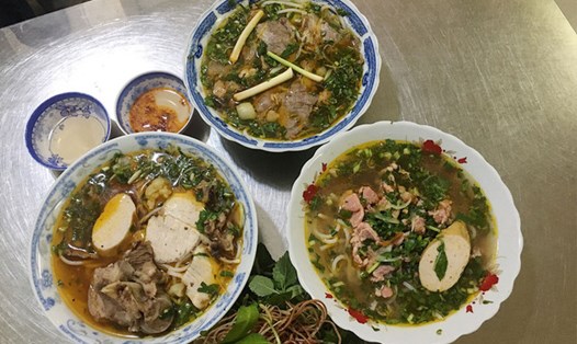 Bún bò Huế mỡ nổi ở TPHCM. Ảnh: Cô Như