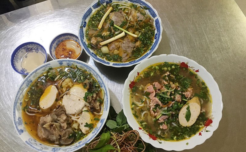 Bún bò Huế mỡ nổi ở TPHCM. Ảnh: Cô Như