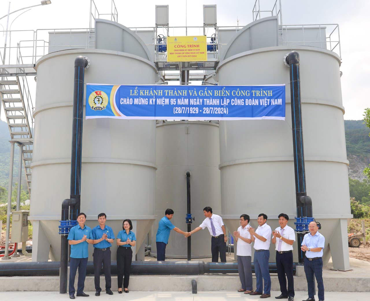 The Confederation of Labor of Ha Tinh province and Ha Tinh Water Supply Joint Stock Company mounted a sign celebrating the 95th anniversary of the establishment of the Vietnam Trade Union for the Hong Linh town water supply plant project. Photo: Xuan Truyen.