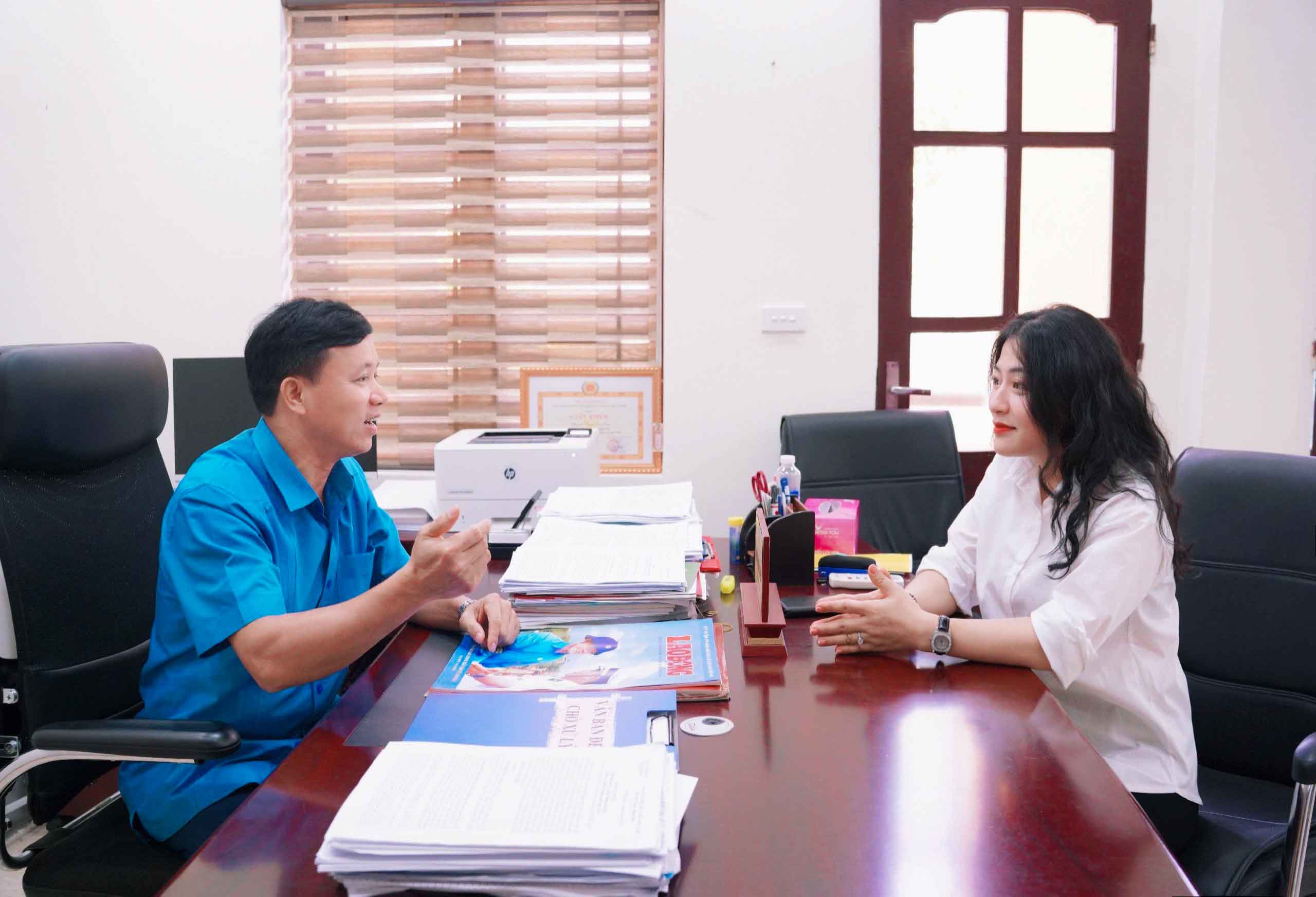 Chairman of the Confederation of Labor of Ha Tinh province Nguyen Van Danh shared outstanding activities of all levels of Ha Tinh trade union to celebrate the 95th anniversary of the founding of the Vietnam Trade Union. Photo: Duy Chuong.